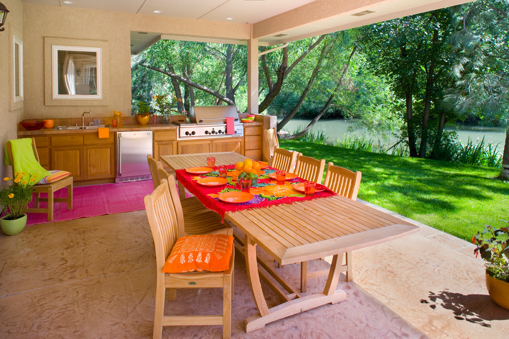 Exemple d'un porche d'entrée de maison arrière tendance de taille moyenne avec une cuisine d'été, du béton estampé et une extension de toiture.
