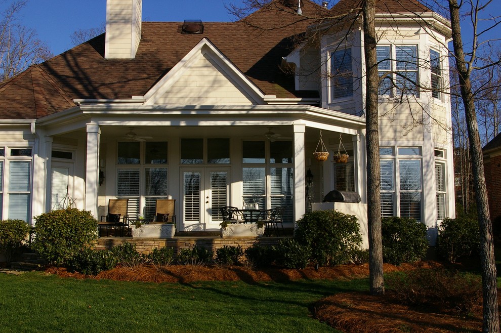 Aménagement d'un porche d'entrée de maison arrière classique avec une extension de toiture.