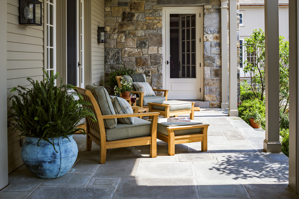 Свежая идея для дизайна: огромная веранда на заднем дворе в классическом стиле с покрытием из каменной брусчатки и навесом - отличное фото интерьера