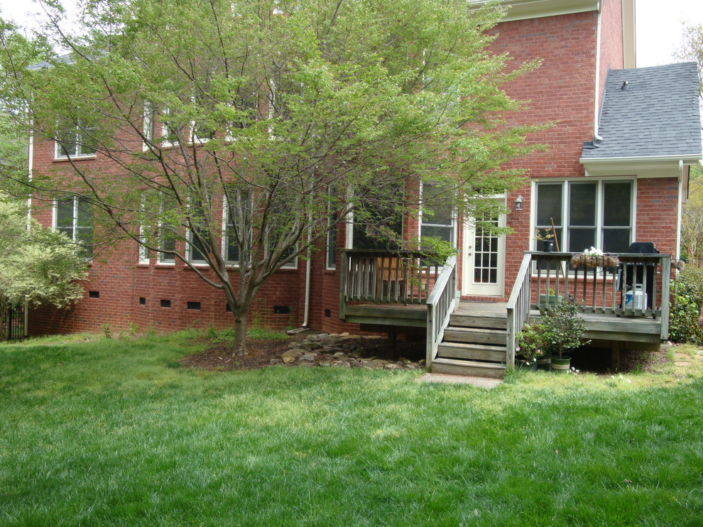 Foto på en medelhavsstil innätad veranda på baksidan av huset, med trädäck och takförlängning