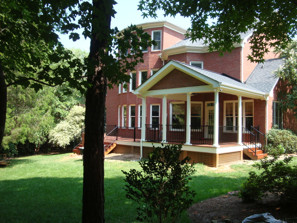 Inspiration för en medelhavsstil innätad veranda på baksidan av huset, med trädäck och takförlängning