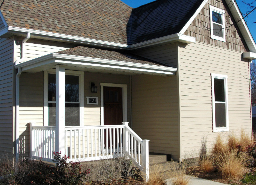Exempel på en liten klassisk veranda framför huset, med betongplatta och takförlängning
