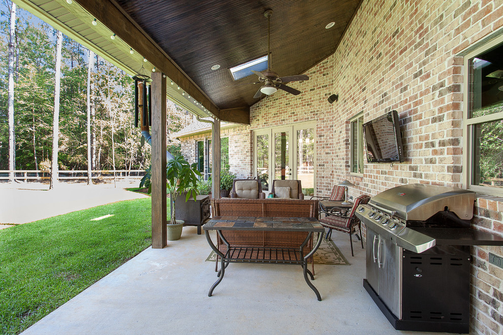 Inspiration för en liten vintage veranda på baksidan av huset, med betongplatta och takförlängning