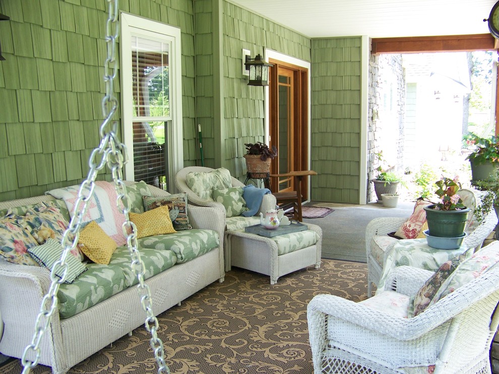 Источник вдохновения для домашнего уюта: веранда в викторианском стиле с навесом