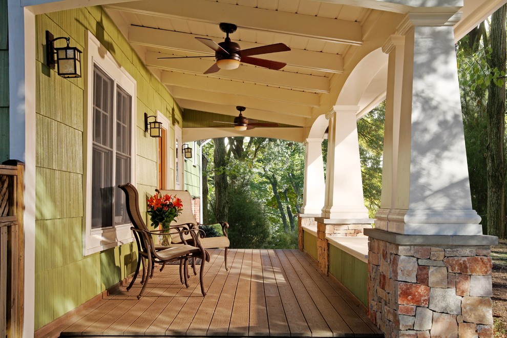 Inredning av en amerikansk mellanstor veranda framför huset, med trädäck och takförlängning