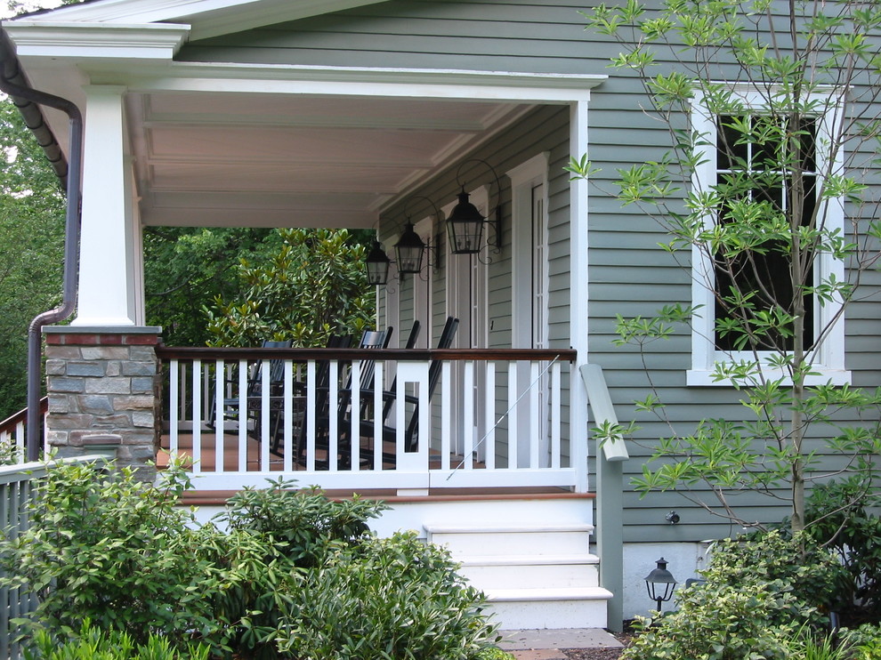 Cette image montre un porche d'entrée de maison traditionnel.