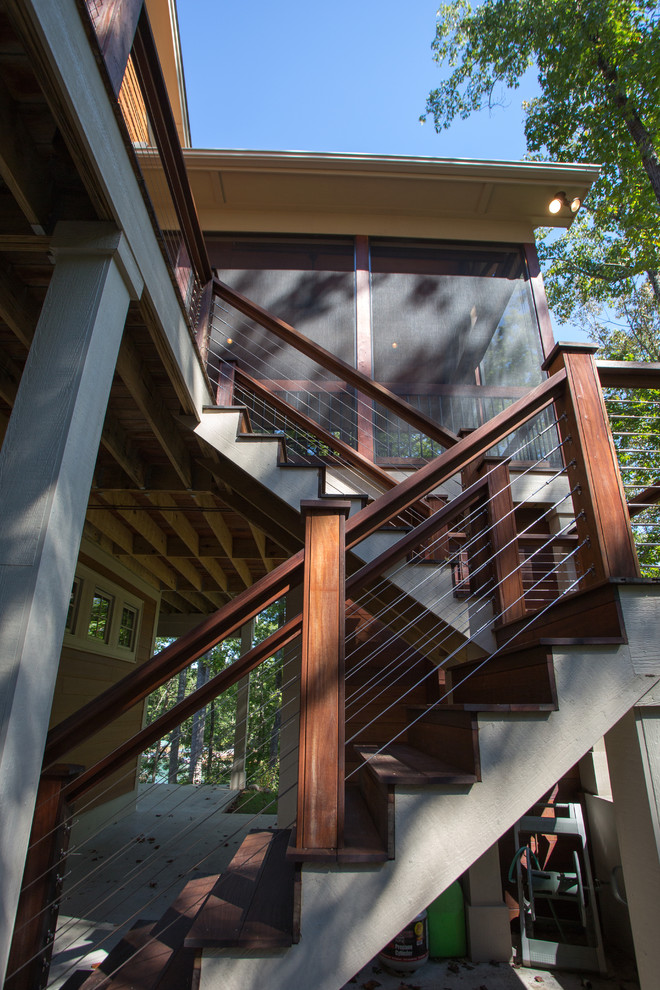 Idee per un portico american style di medie dimensioni e dietro casa con un portico chiuso e pedane