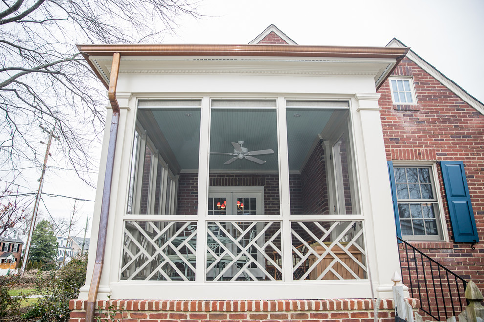 Aménagement d'un porche d'entrée de maison latéral craftsman de taille moyenne avec une moustiquaire, des pavés en pierre naturelle et une extension de toiture.