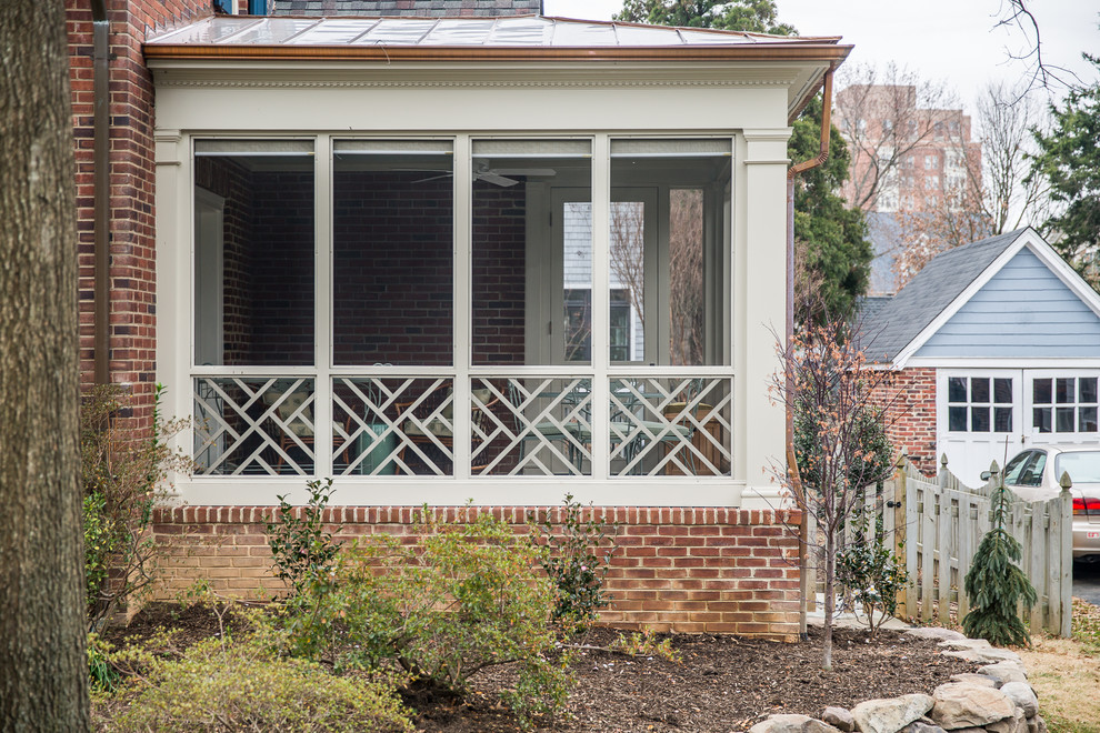 Ejemplo de porche cerrado de estilo americano de tamaño medio en patio lateral y anexo de casas con adoquines de piedra natural