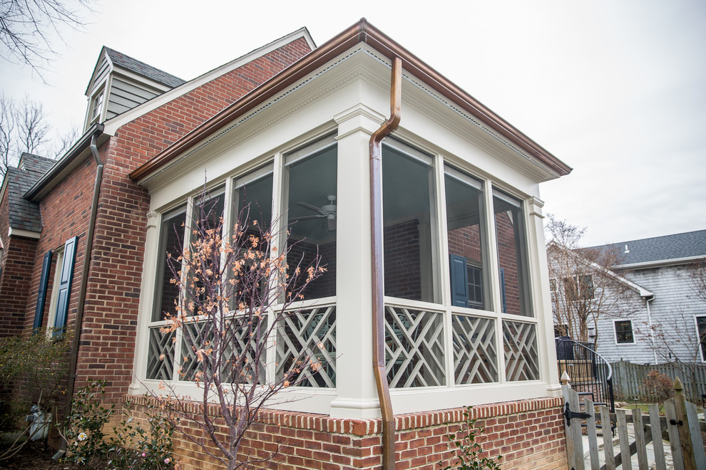 Idee per un portico american style di medie dimensioni e nel cortile laterale con un portico chiuso, pavimentazioni in pietra naturale e un tetto a sbalzo