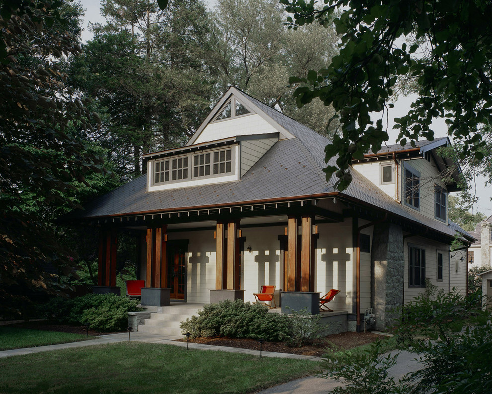 Idee per un portico stile americano con un tetto a sbalzo