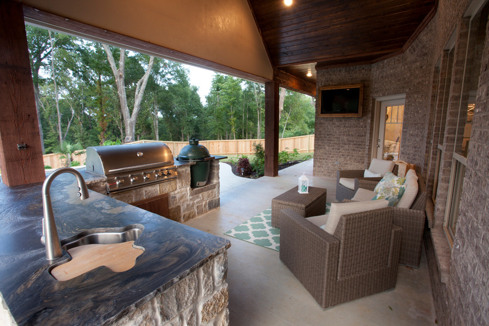 Inspiration pour un porche d'entrée de maison arrière craftsman de taille moyenne avec une cuisine d'été, une dalle de béton et une extension de toiture.