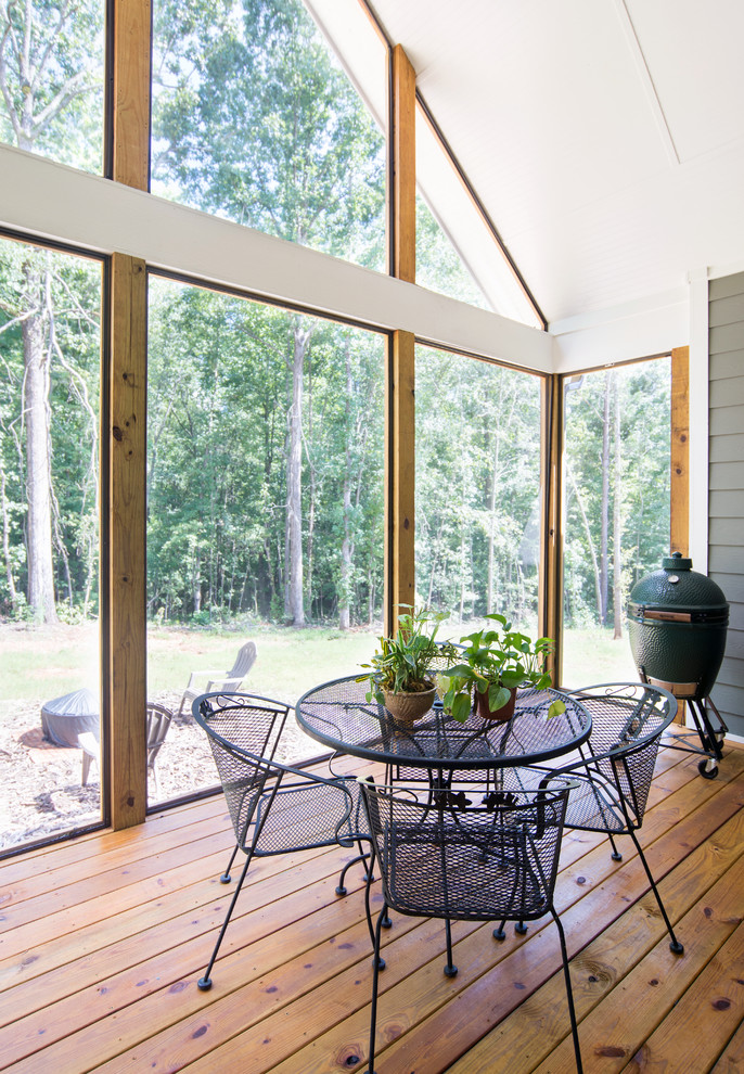 Idées déco pour un porche d'entrée de maison arrière classique de taille moyenne avec une moustiquaire, une extension de toiture et une terrasse en bois.