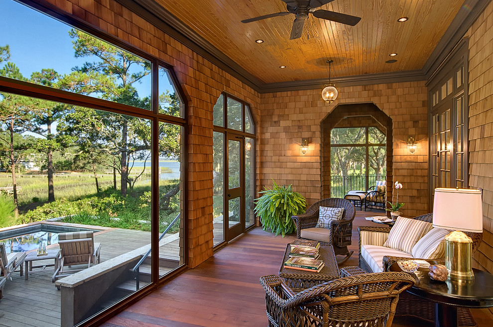 Aménagement d'un porche d'entrée de maison classique avec une terrasse en bois.