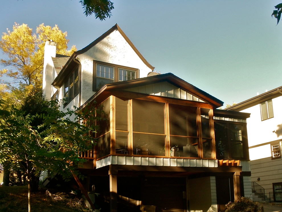 Exempel på en mellanstor klassisk innätad veranda på baksidan av huset, med trädäck och takförlängning