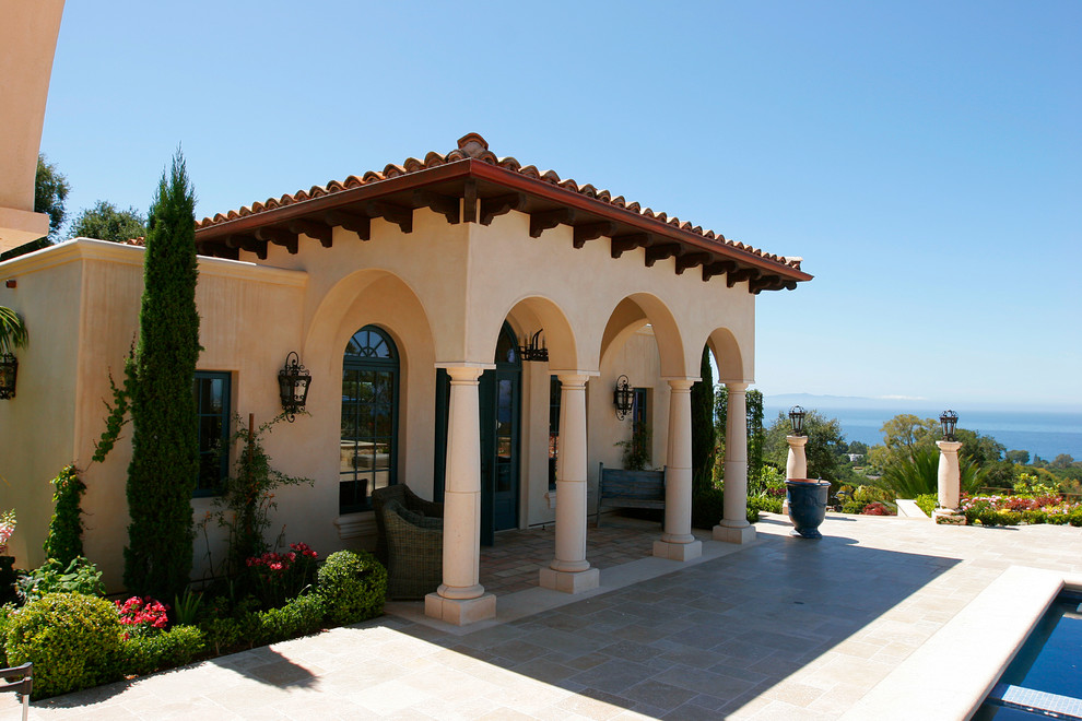 Mittelgroße, Geflieste, Überdachte Mediterrane Veranda hinter dem Haus in Santa Barbara