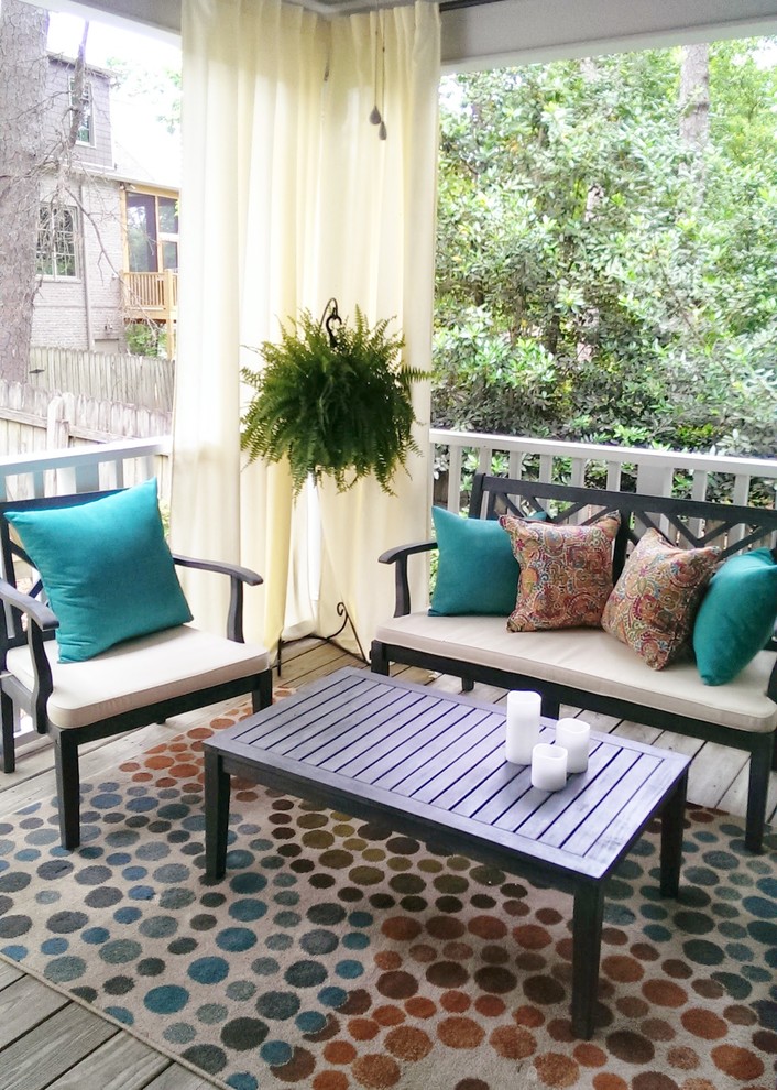 На фото: маленькая веранда на заднем дворе в стиле неоклассика (современная классика) с навесом для на участке и в саду