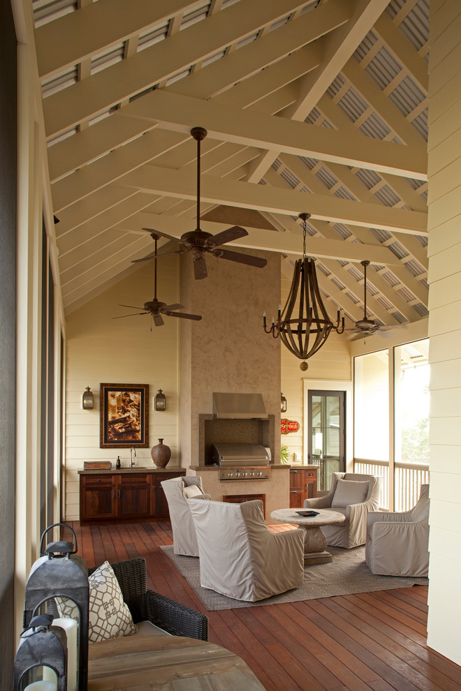 Inspiration pour un porche d'entrée de maison marin avec une moustiquaire, une terrasse en bois et une extension de toiture.
