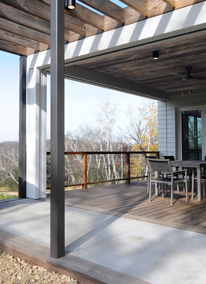 Idées déco pour un porche d'entrée de maison scandinave avec une moustiquaire, une terrasse en bois et une pergola.