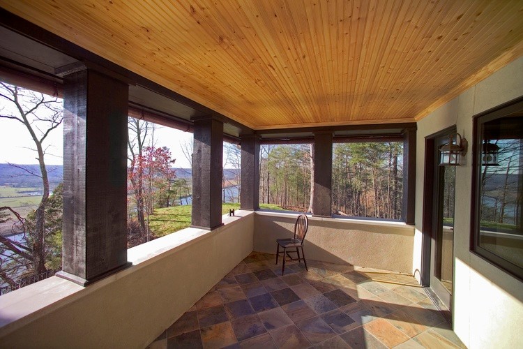 Ejemplo de porche cerrado clásico renovado de tamaño medio en patio trasero y anexo de casas con suelo de baldosas