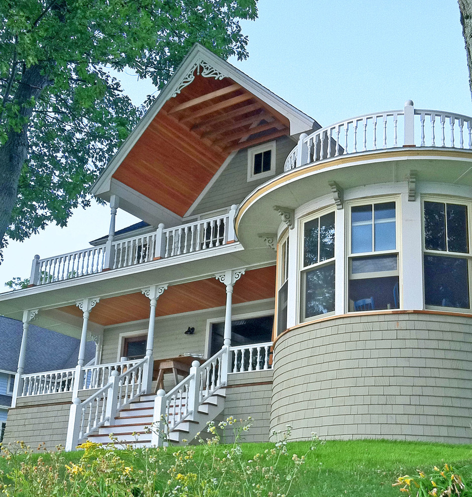 Idées déco pour un porche d'entrée de maison classique avec une extension de toiture.
