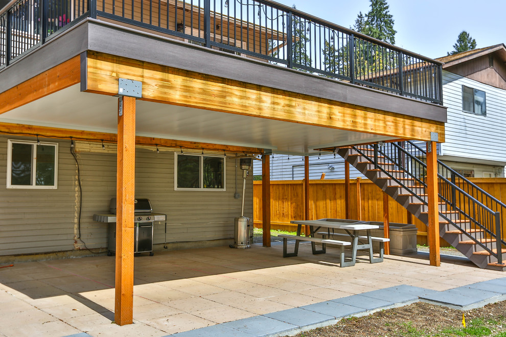 Inspiration pour un grand porche d'entrée de maison arrière craftsman avec du carrelage et une extension de toiture.
