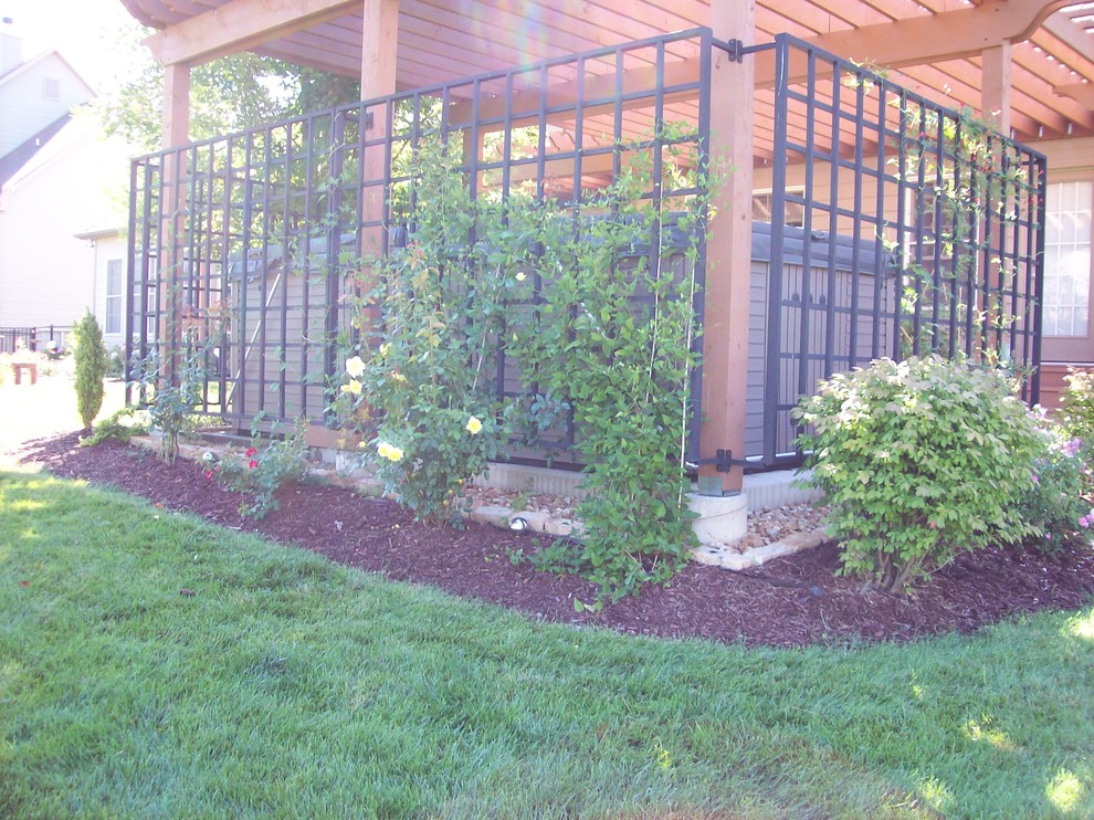 Cette image montre un grand porche avec un mur végétal arrière design.