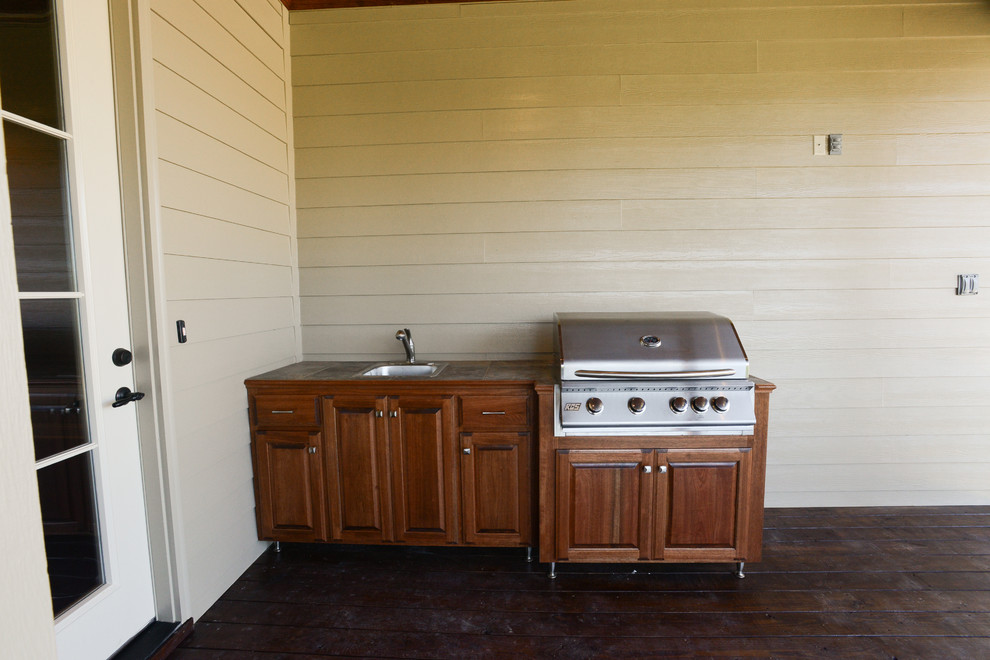 Источник вдохновения для домашнего уюта: веранда среднего размера на заднем дворе в классическом стиле с летней кухней, настилом и навесом