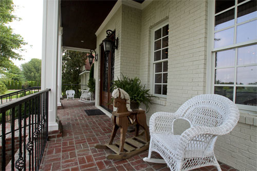 Cette photo montre un porche d'entrée de maison chic.