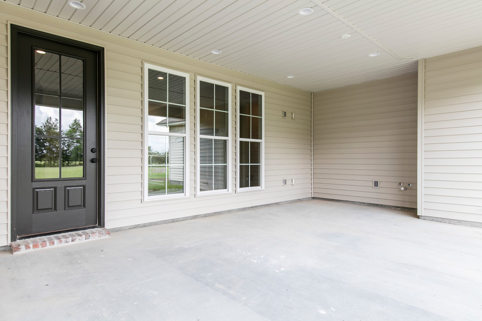 На фото: веранда среднего размера на заднем дворе в классическом стиле с покрытием из бетонных плит и навесом