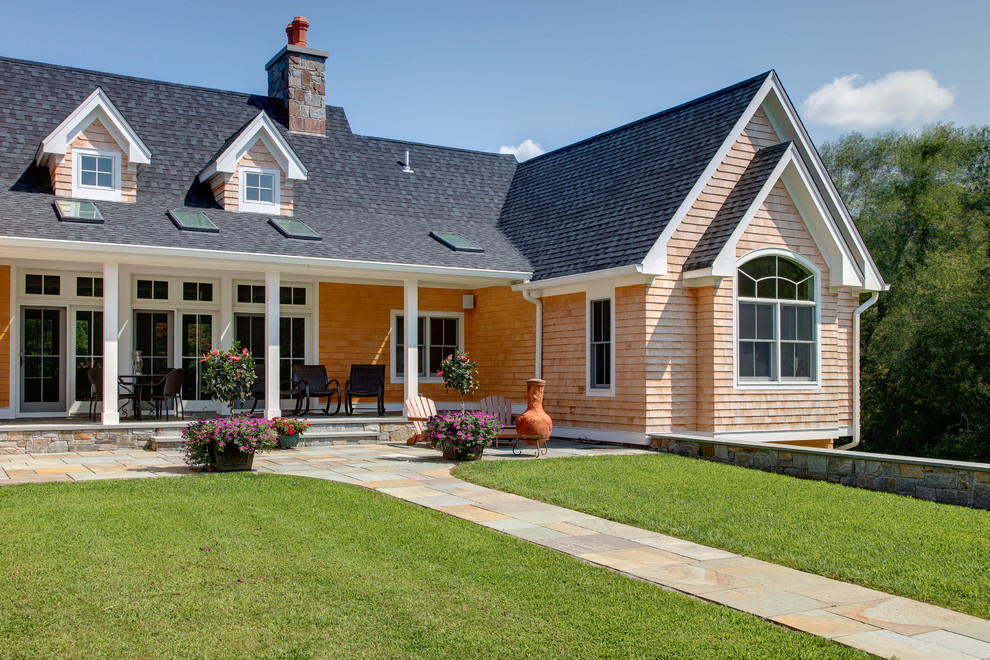 Cette image montre un porche d'entrée de maison arrière traditionnel de taille moyenne avec des pavés en pierre naturelle et une extension de toiture.