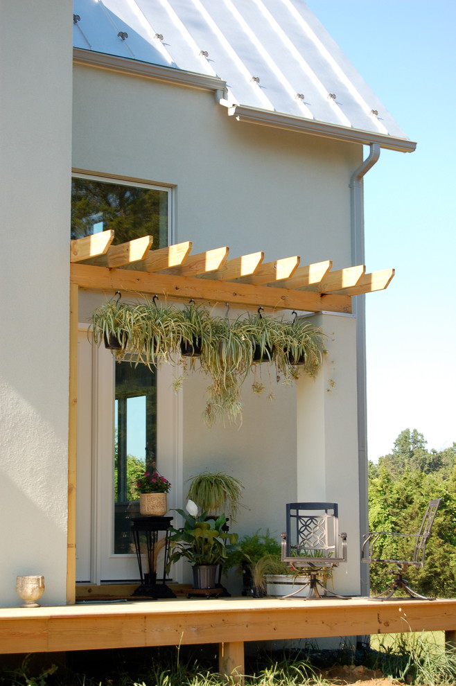 Immagine di un portico eclettico dietro casa con una pergola