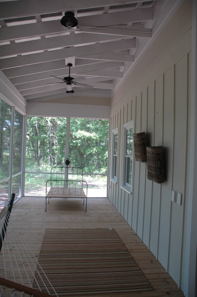 This is an example of a country veranda in Tampa.