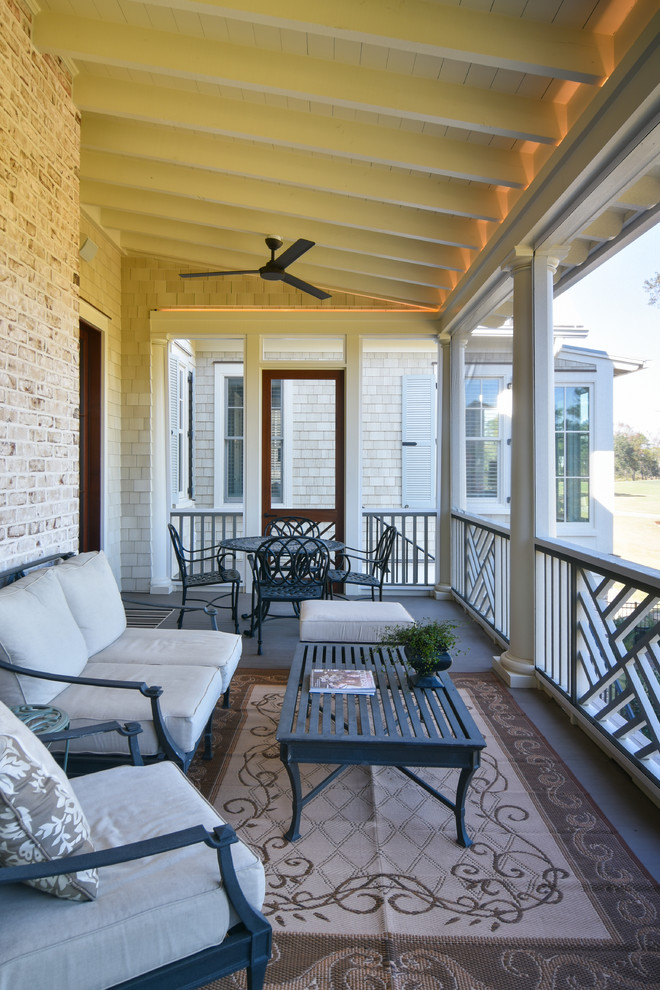 Источник вдохновения для домашнего уюта: веранда на заднем дворе в классическом стиле с крыльцом с защитной сеткой и навесом