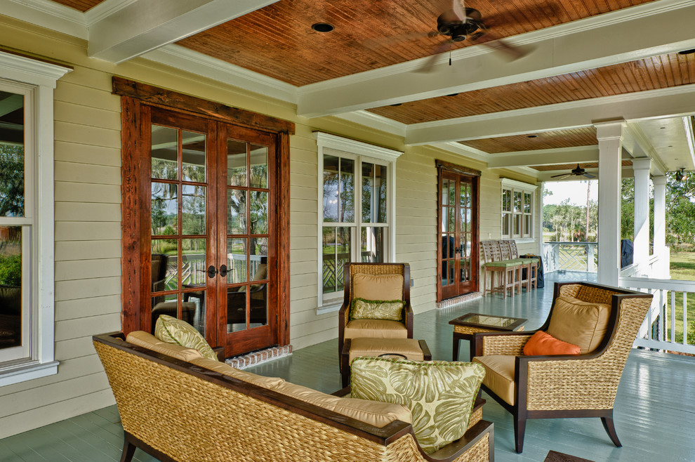 Réalisation d'un grand porche d'entrée de maison avant tradition avec une terrasse en bois et une extension de toiture.