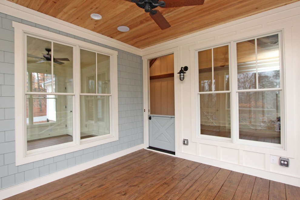 Idee per un portico stile americano di medie dimensioni e nel cortile laterale con un portico chiuso, pedane e un tetto a sbalzo