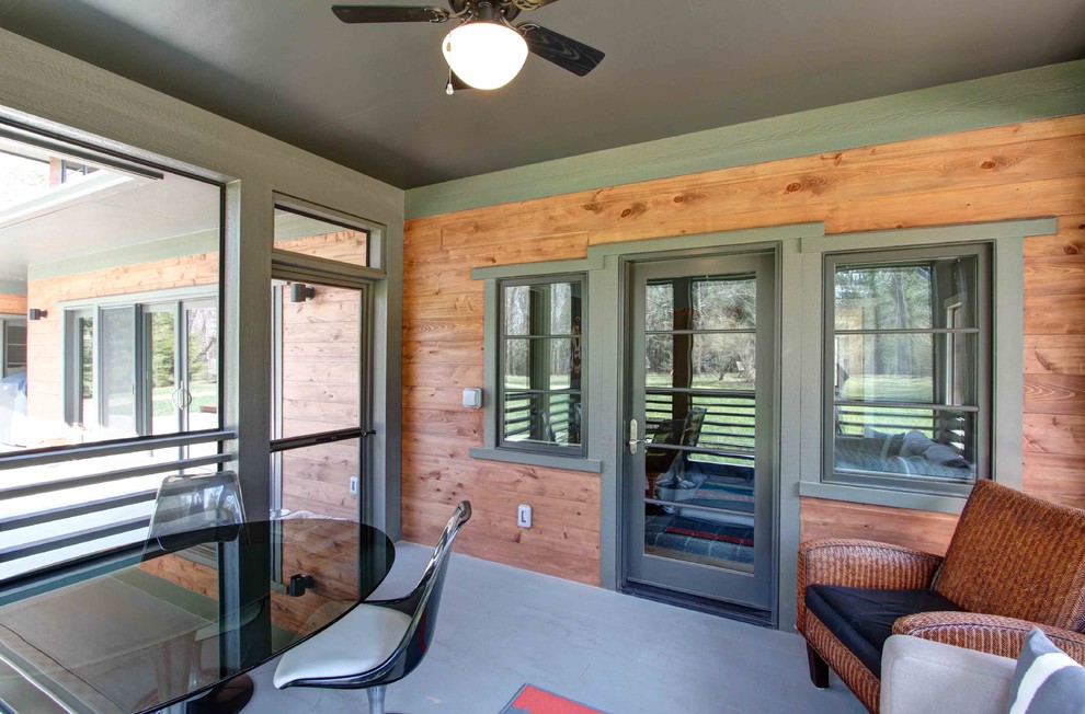 Réalisation d'un porche d'entrée de maison arrière minimaliste de taille moyenne avec une moustiquaire et une extension de toiture.