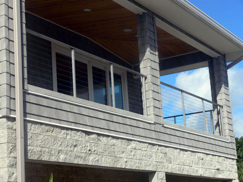 Réalisation d'un porche d'entrée de maison arrière tradition de taille moyenne avec des pavés en pierre naturelle et une extension de toiture.