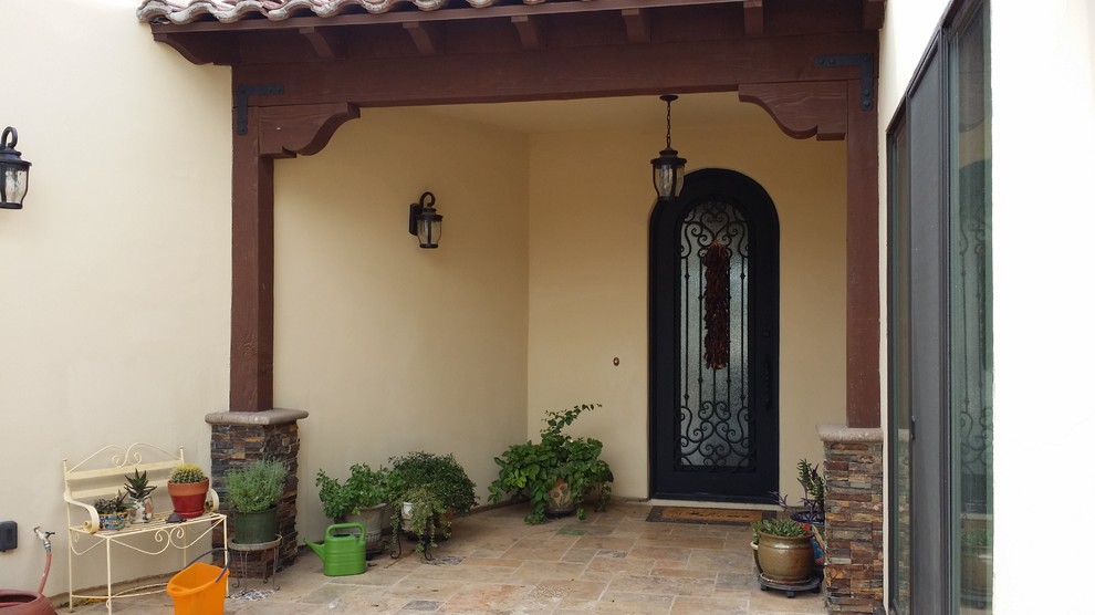 Exemple d'un porche d'entrée de maison sud-ouest américain.