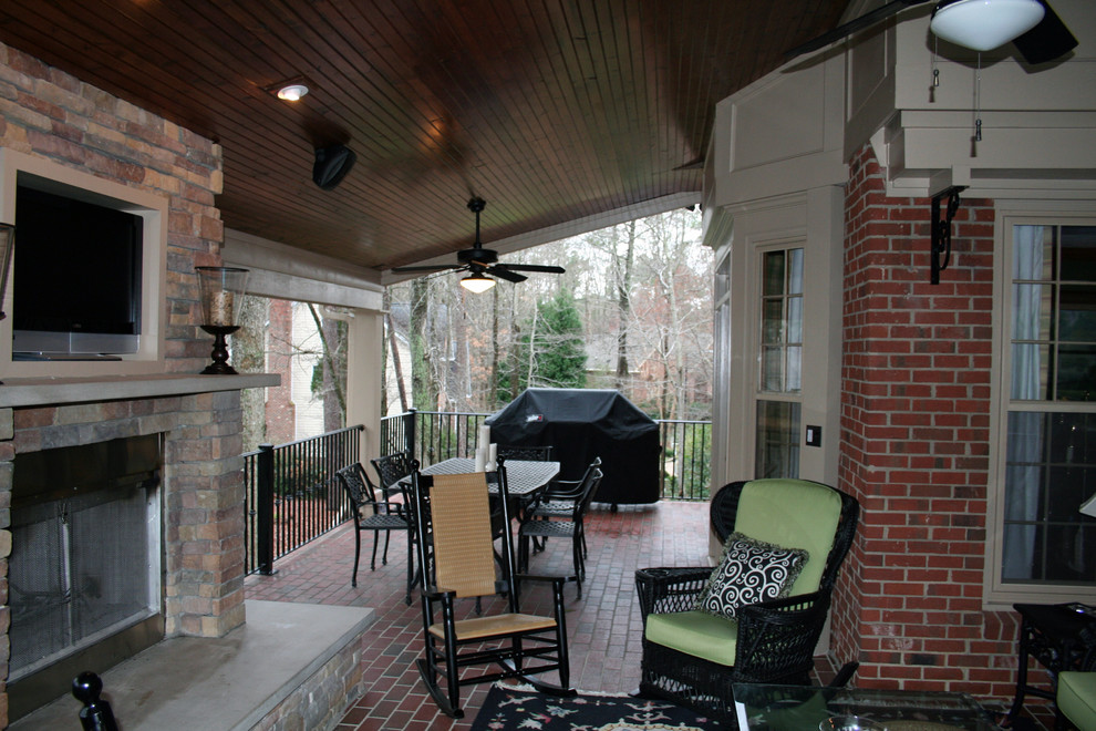 Cette image montre un porche d'entrée de maison arrière traditionnel de taille moyenne avec une cuisine d'été, des pavés en brique et une extension de toiture.