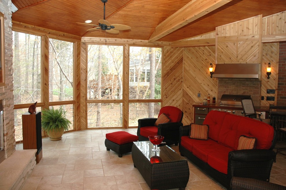 Пример оригинального дизайна: большая веранда на заднем дворе с летней кухней, покрытием из плитки и навесом