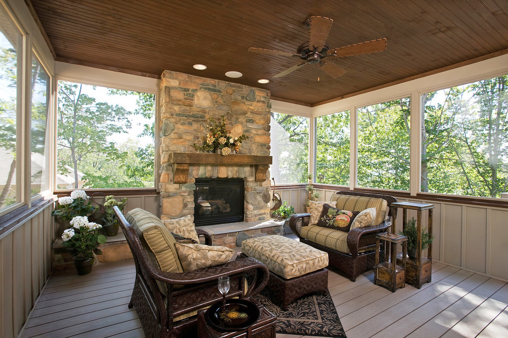 Inspiration för en stor rustik innätad veranda på baksidan av huset, med takförlängning och trädäck