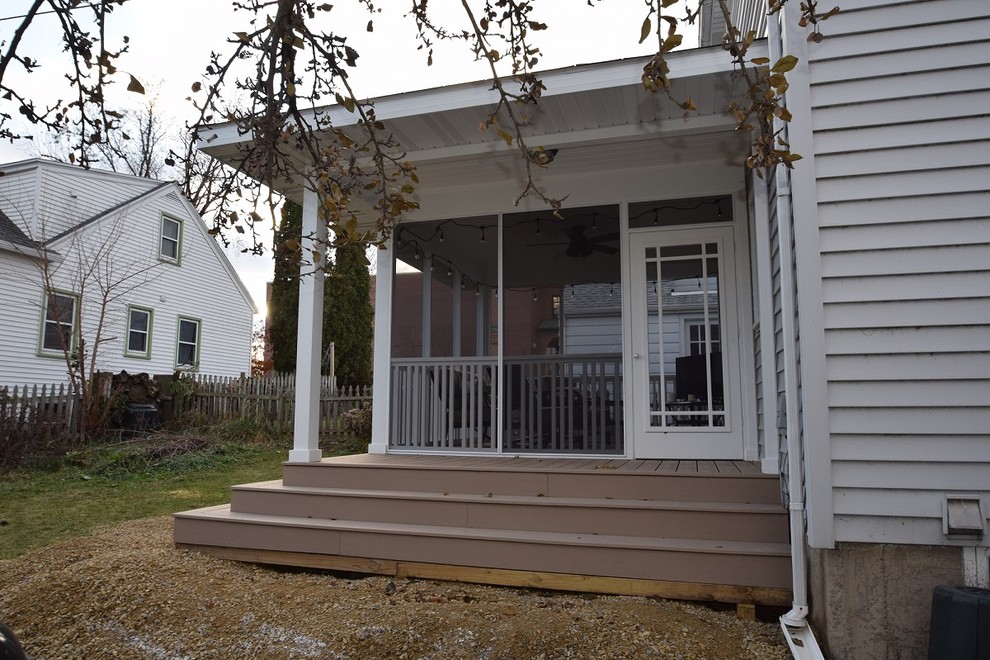 Exempel på en liten klassisk innätad veranda på baksidan av huset