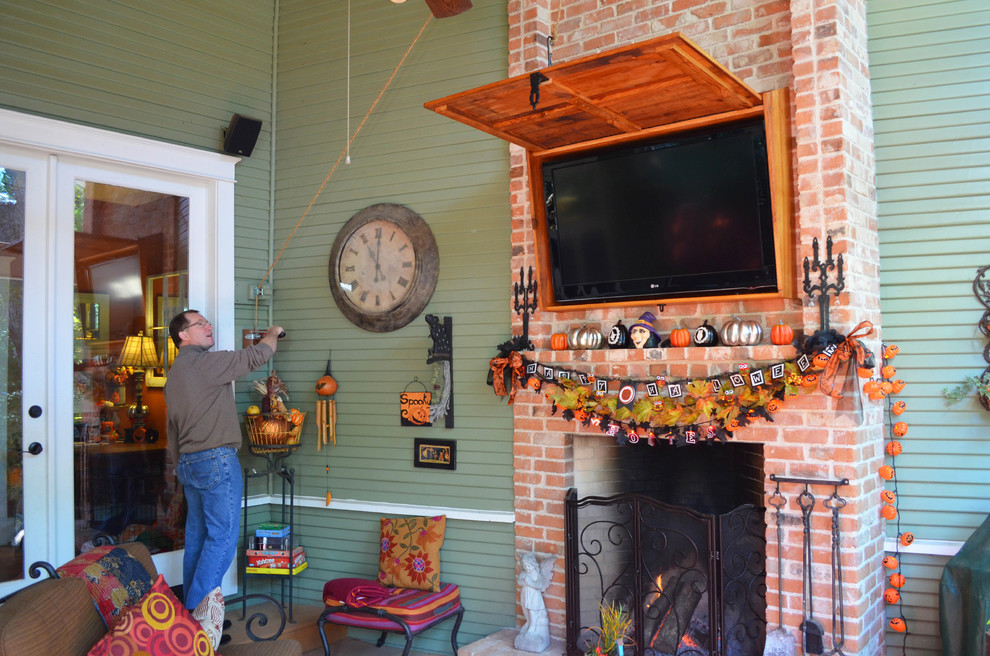 Photo of a traditional veranda in Dallas.