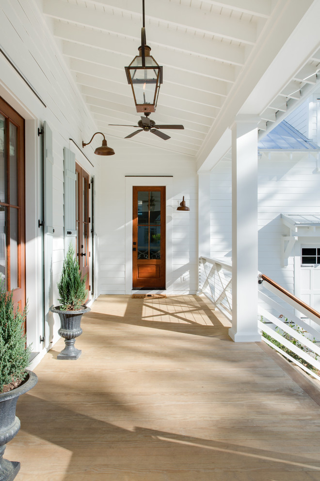 Inspiration för mellanstora klassiska verandor framför huset, med trädäck och takförlängning