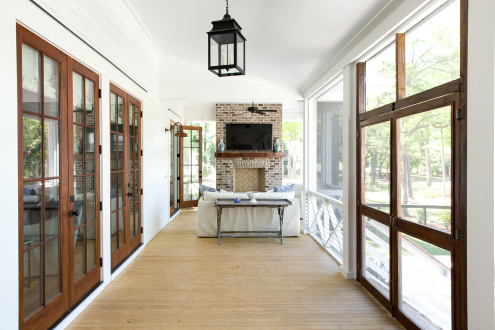Idéer för en mellanstor klassisk veranda framför huset, med trädäck och takförlängning