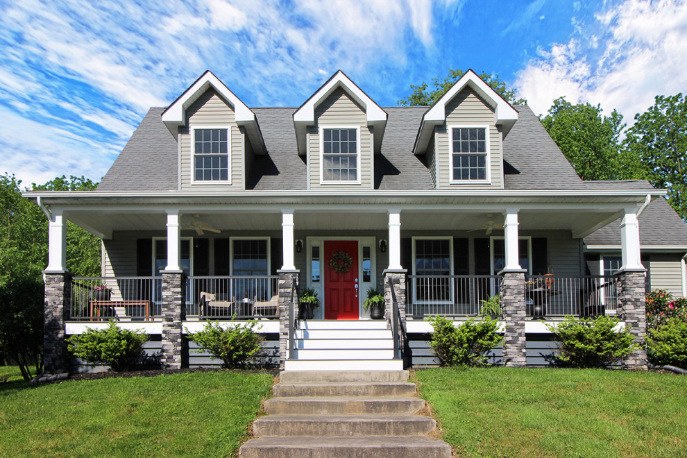 Foto di un portico american style di medie dimensioni e davanti casa con pedane e un tetto a sbalzo