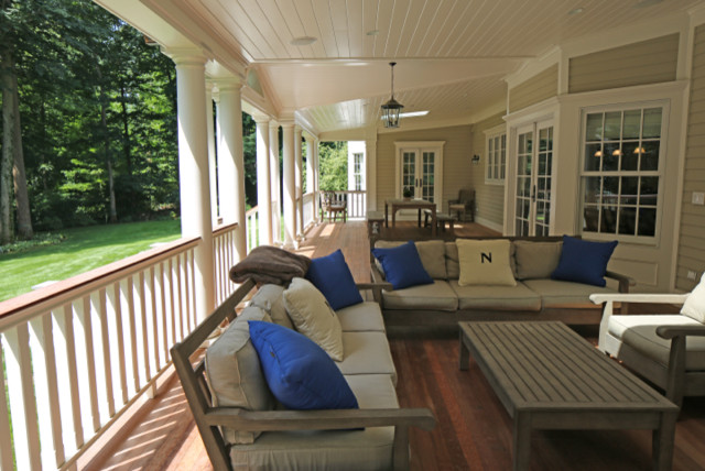Bild på en stor vintage veranda på baksidan av huset, med en öppen spis, trädäck och takförlängning