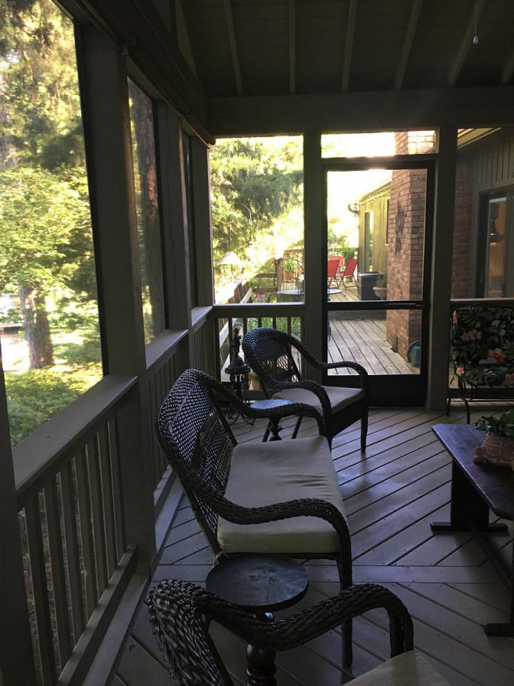 Bild på en mellanstor rustik innätad veranda på baksidan av huset, med takförlängning