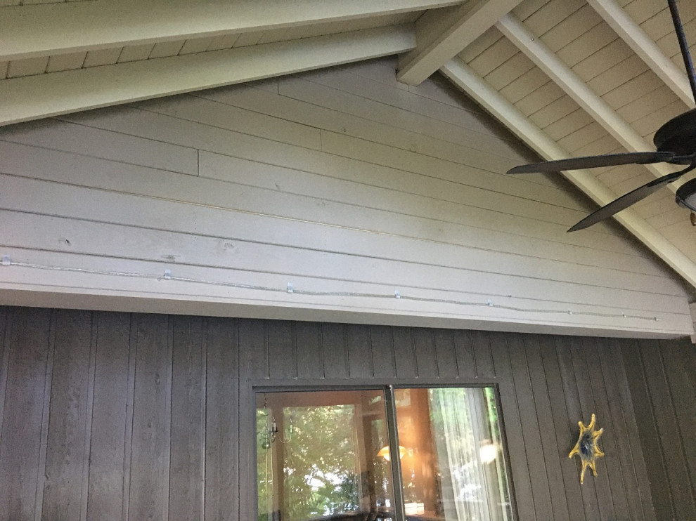 Inspiration pour un porche d'entrée de maison arrière chalet de taille moyenne avec une moustiquaire et une extension de toiture.